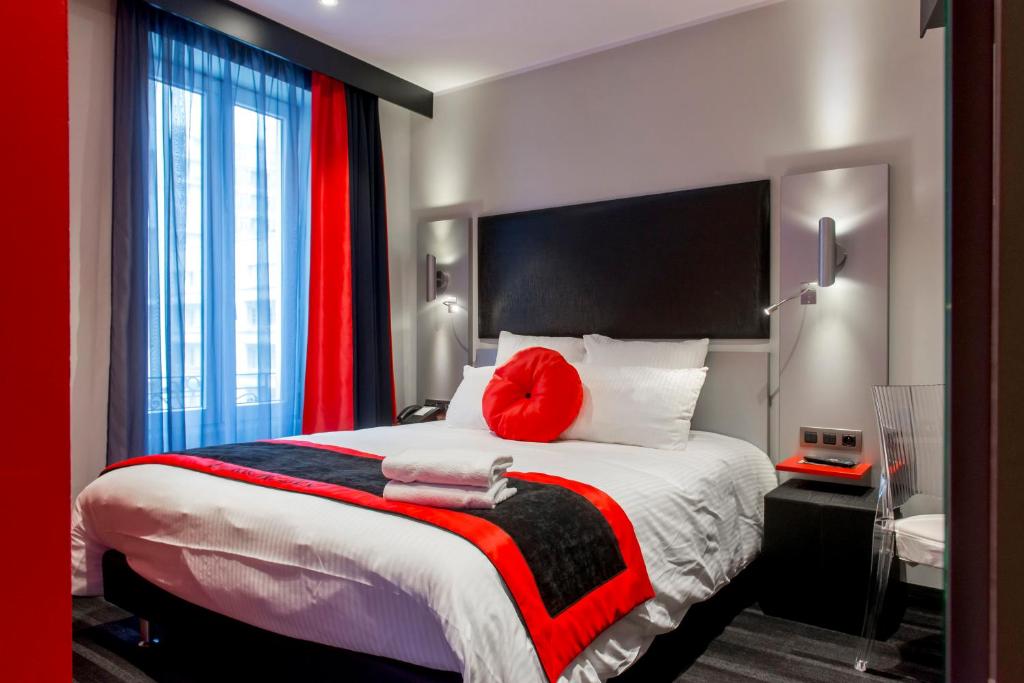 里昂Hôtel Boutique Richelieu, Lyon Gare Part-Dieu的一间卧室配有一张大床,上面有红色枕头