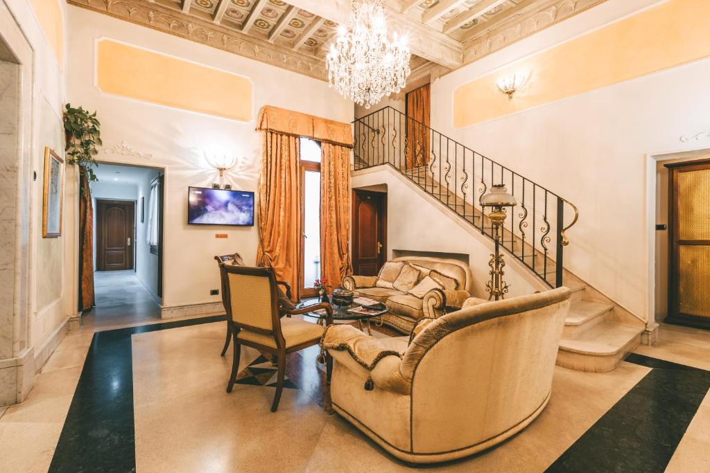 佛罗伦萨佛罗伦萨多姆斯酒店的一间带楼梯和吊灯的客厅