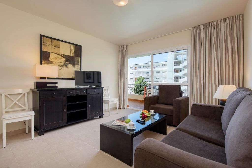 多列毛利诺斯努克里奥克里斯塔尔公寓的带沙发和电视的客厅