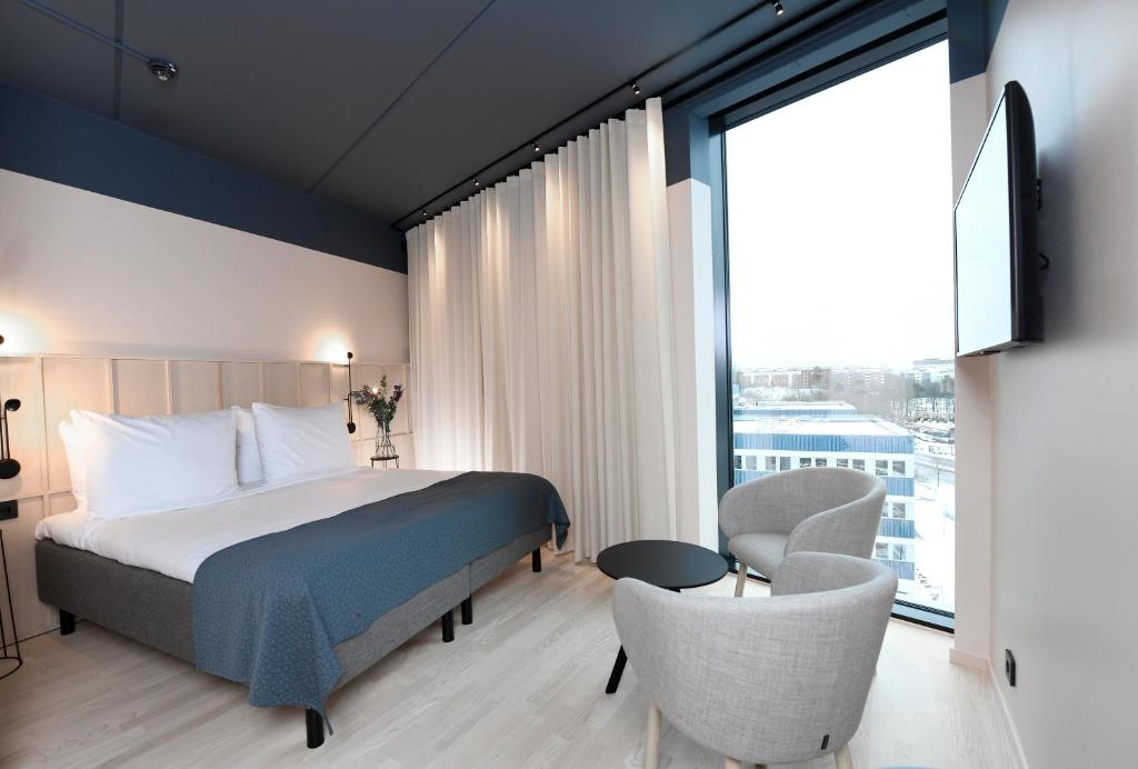 索尔纳Best Western Plus Grow Hotel的酒店客房设有一张床和一个大窗户