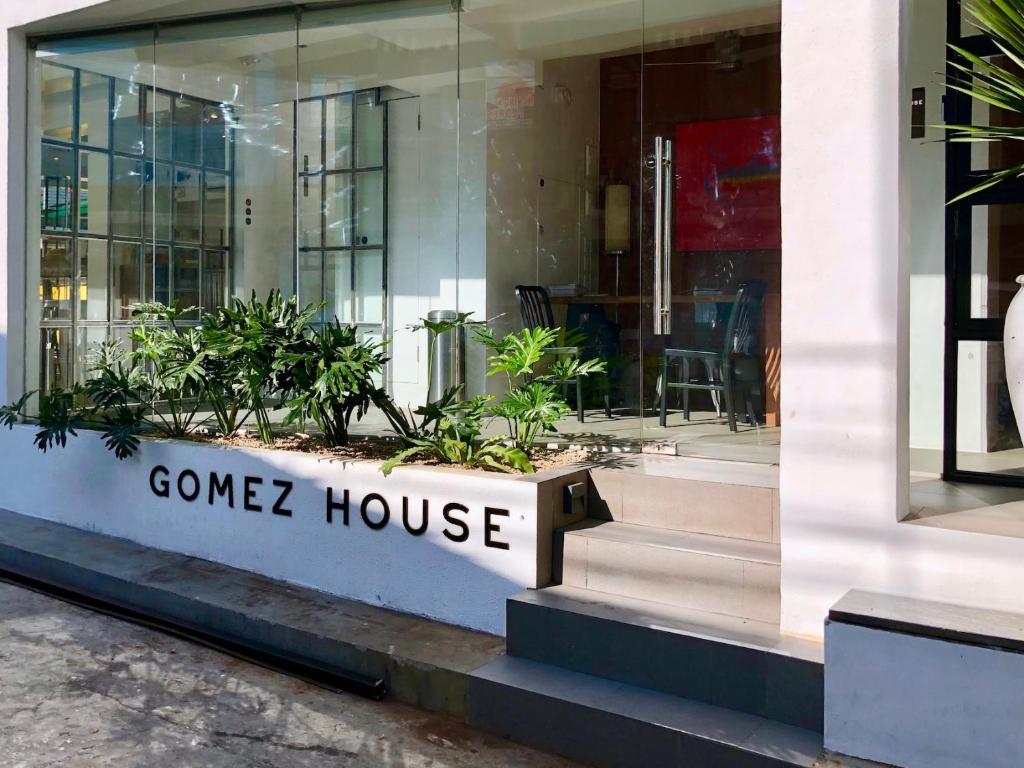 马尼拉Gomez House的商店前方有读到梅泽斯房子的标志