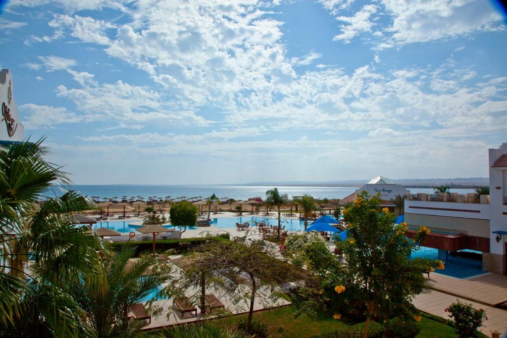 Abū GhuşūnLahami Bay Resort的享有度假村游泳池的景致