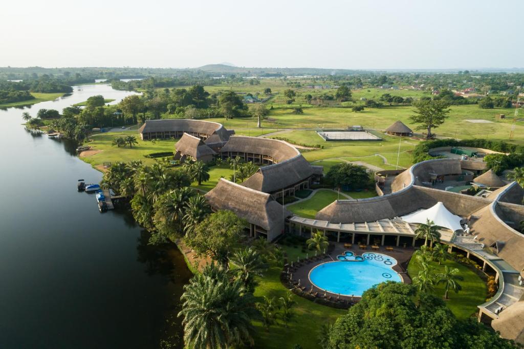 Oko SomboThe Royal Senchi Hotel and Resort的享有带游泳池的度假村的空中景致
