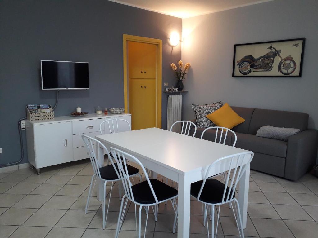 多尔梅莱托Corte del Sole Sky的客厅配有白色的桌子和椅子