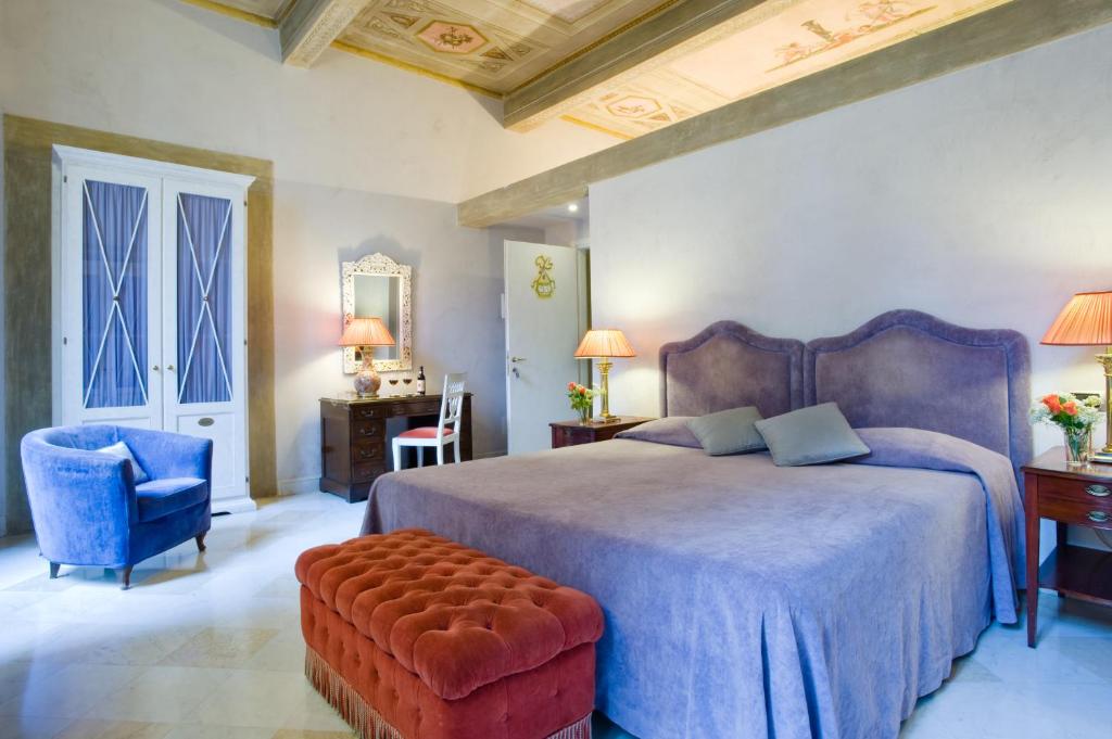 佛罗伦萨阿罗洛B&B酒店的一间卧室配有一张床、一把椅子和一张桌子