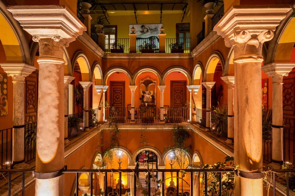 塞维利亚诗人之家酒店的一座大建筑,里面设有柱子和楼梯