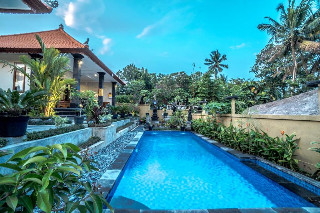乌布Pondok Putri Sari的别墅后院的游泳池