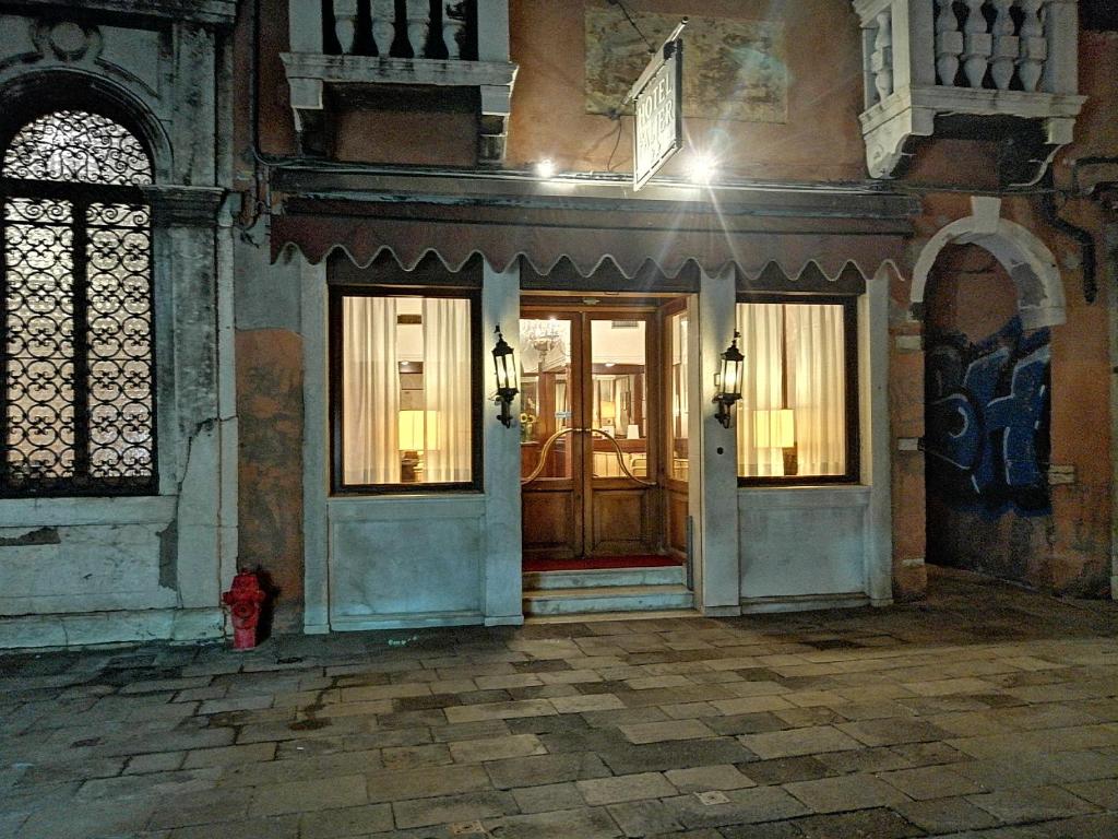 威尼斯法利尔酒店的一座带门和消防栓的古老建筑