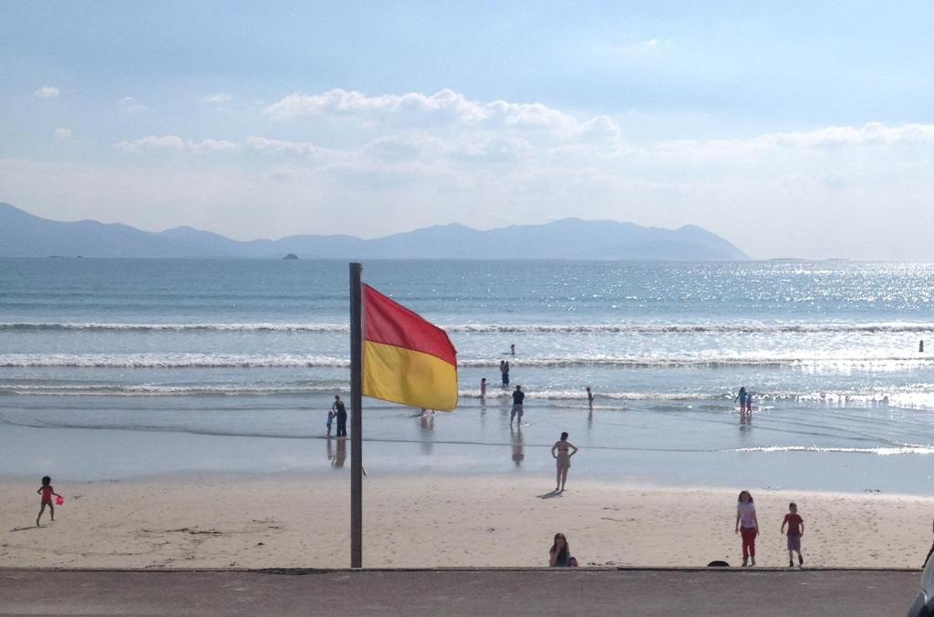 巴利海吉白沙酒店的海滩上的旗帜和水面上的人物