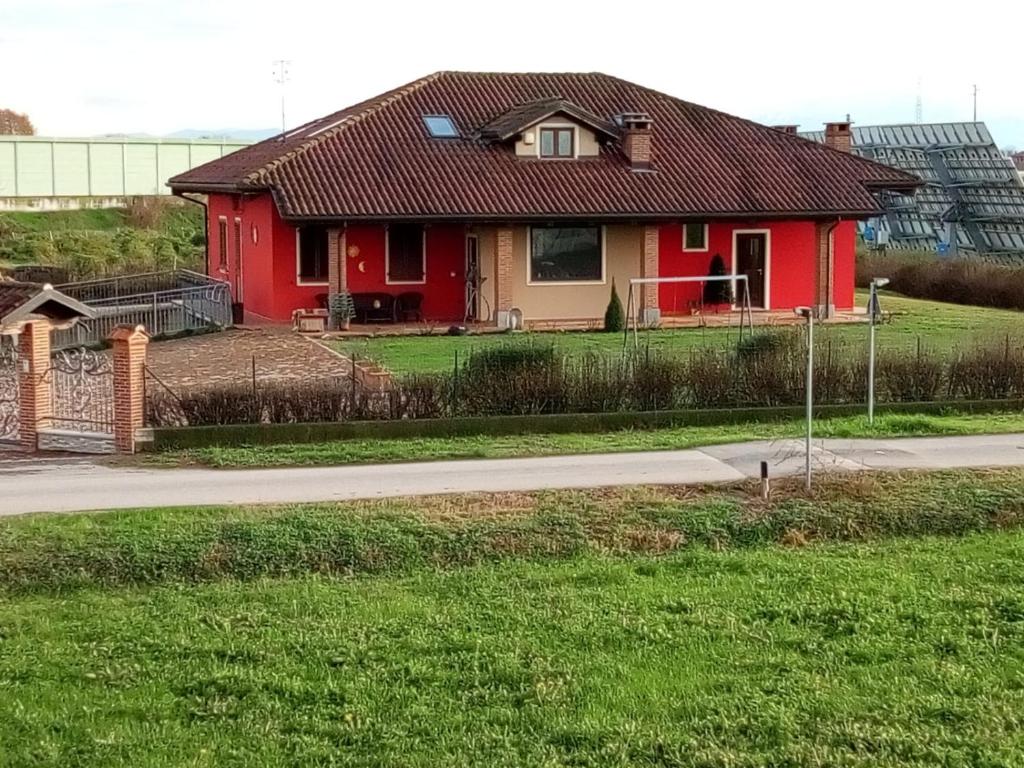 福萨诺Il Bambuseto的路边的红房子
