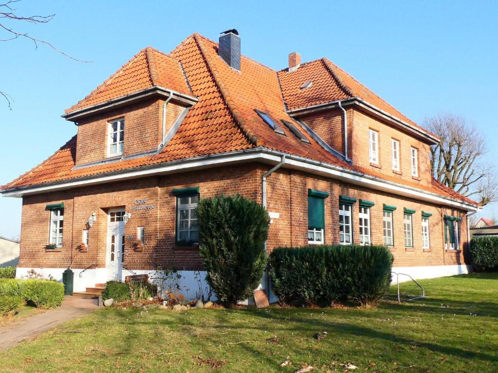 克吕茨Ostsee-Ferienoase-2-Raum-App-Typ-3的一座红屋顶的大型砖屋