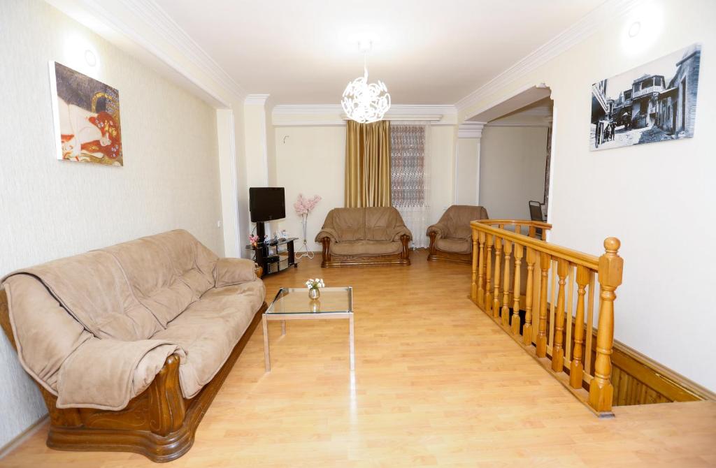 第比利斯Aleqsandra的客厅配有沙发和桌子