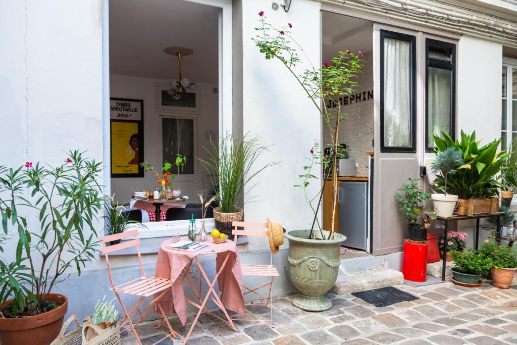 巴黎歌剧院工匠阁楼庭院公寓的一个带桌子和盆栽植物的庭院