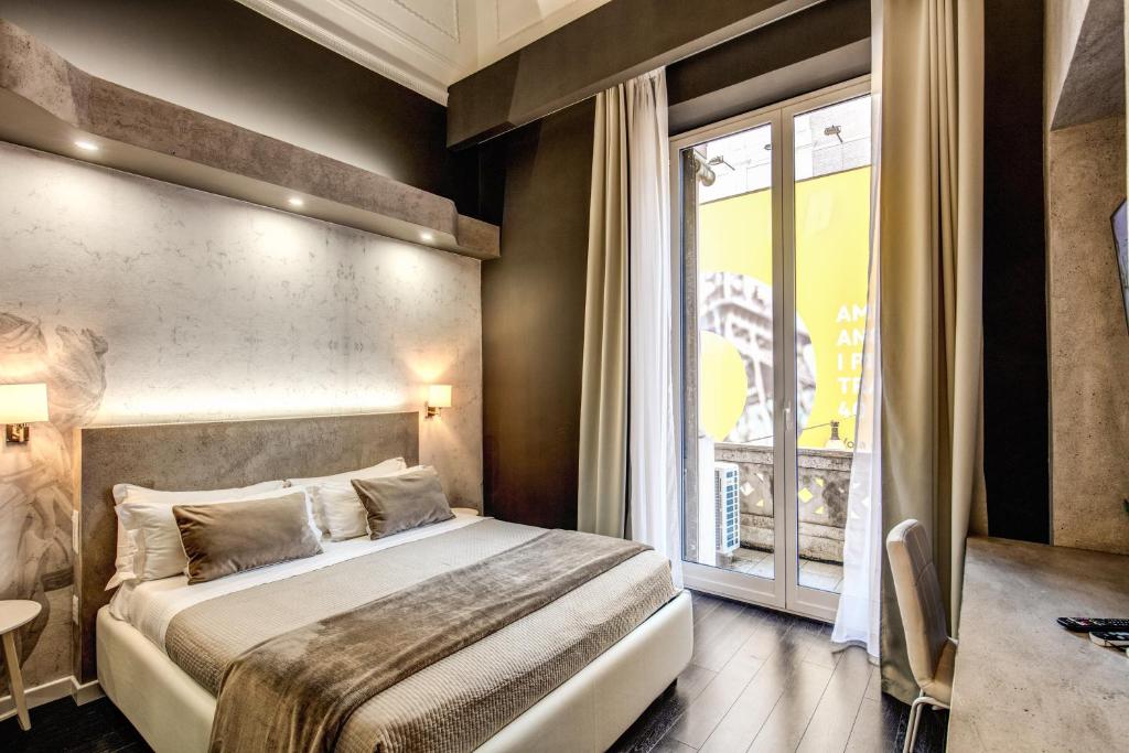 罗马四河套房旅馆的一间卧室设有一张床和一个大窗户