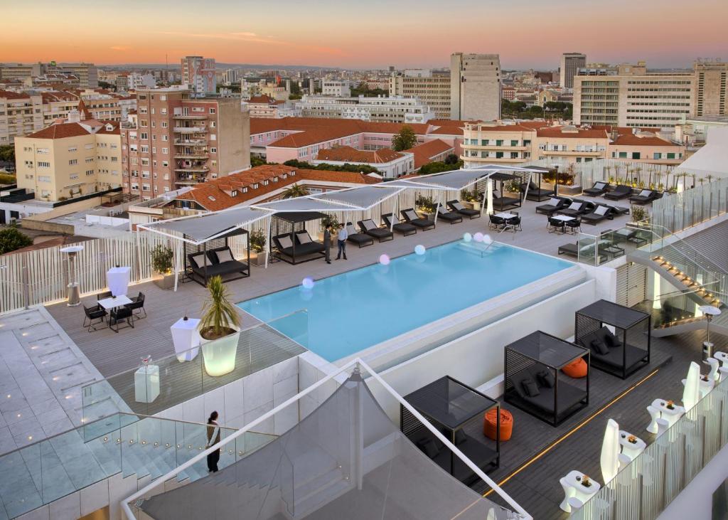 里斯本里斯本史诗萨纳酒店的大楼屋顶游泳池的顶部景色