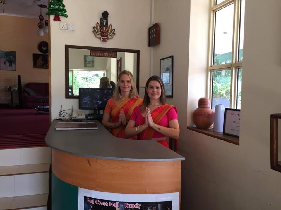 康提康提戴斯酒店的两个女人站在商店柜台上