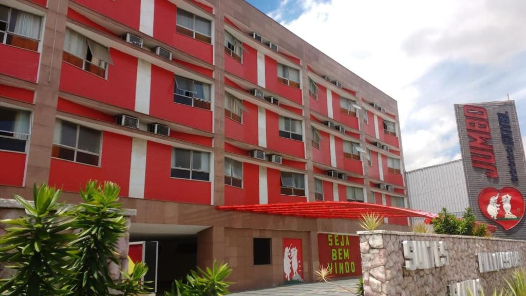 里约热内卢Jumbo Hotel (Adults Only)的前面有标志的红色建筑