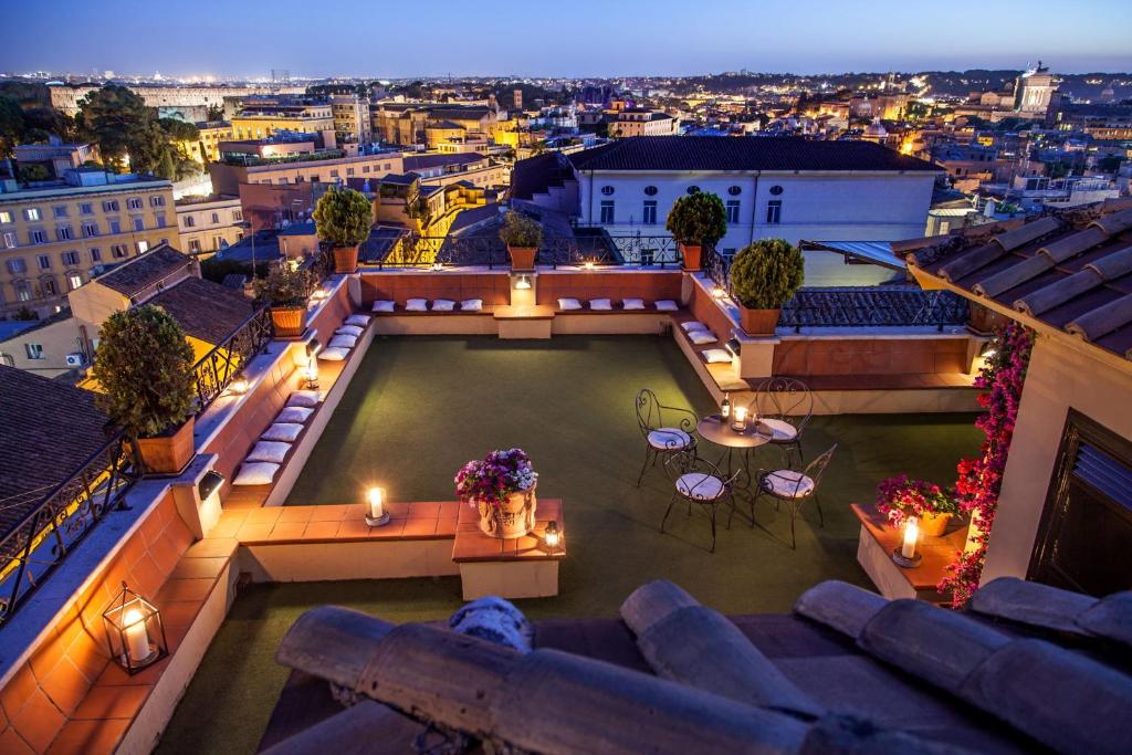 罗马圆形大剧场酒店的享有建筑屋顶的灯光美景