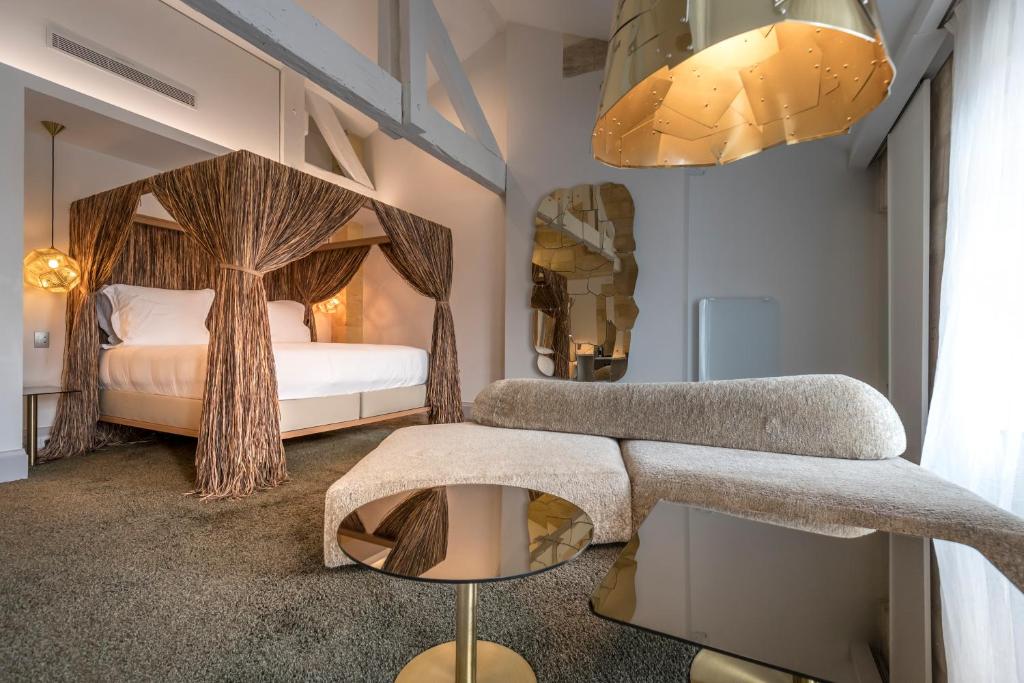 波尔多昂多酒店的一间卧室配有一张树冠床