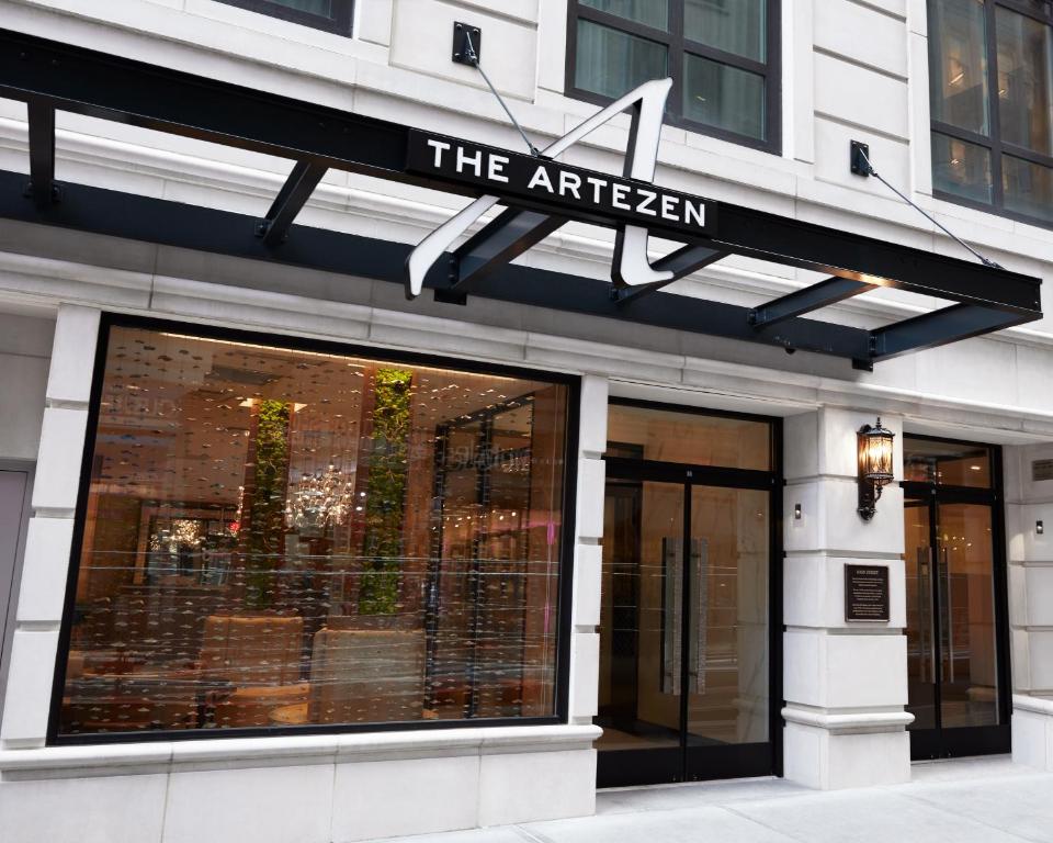 纽约Artezen Hotel的商店前方有非洲人标志