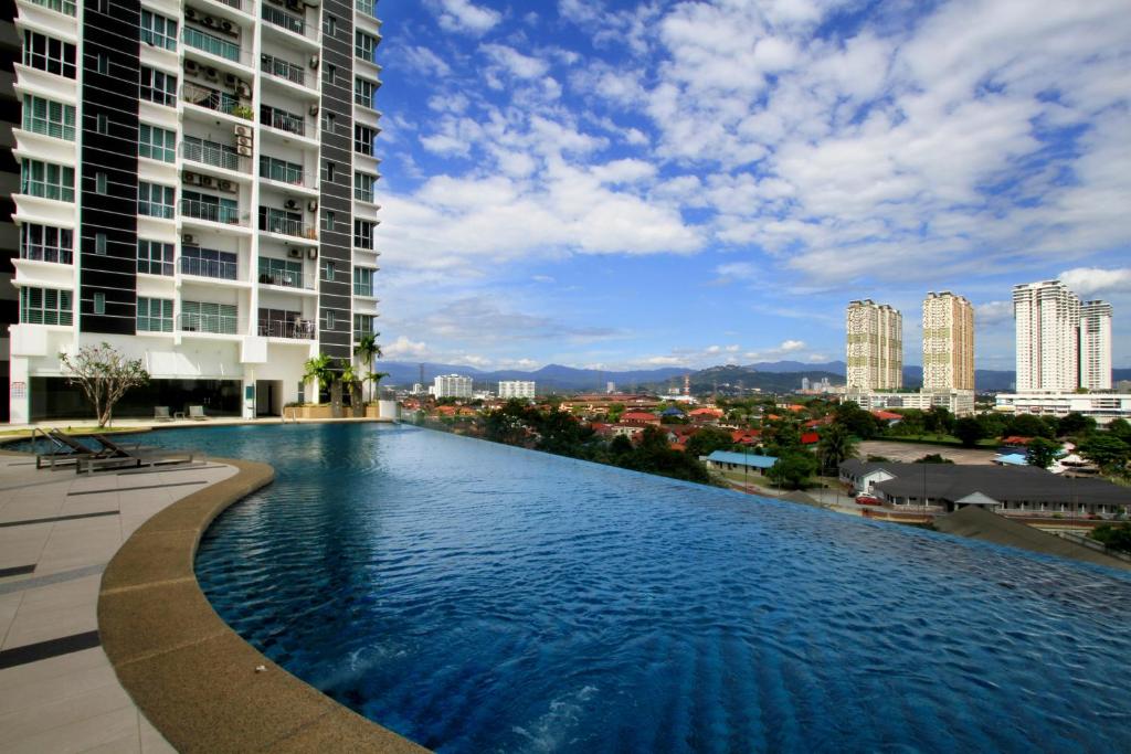 吉隆坡Zeta Desky的一座建筑物中央的游泳池