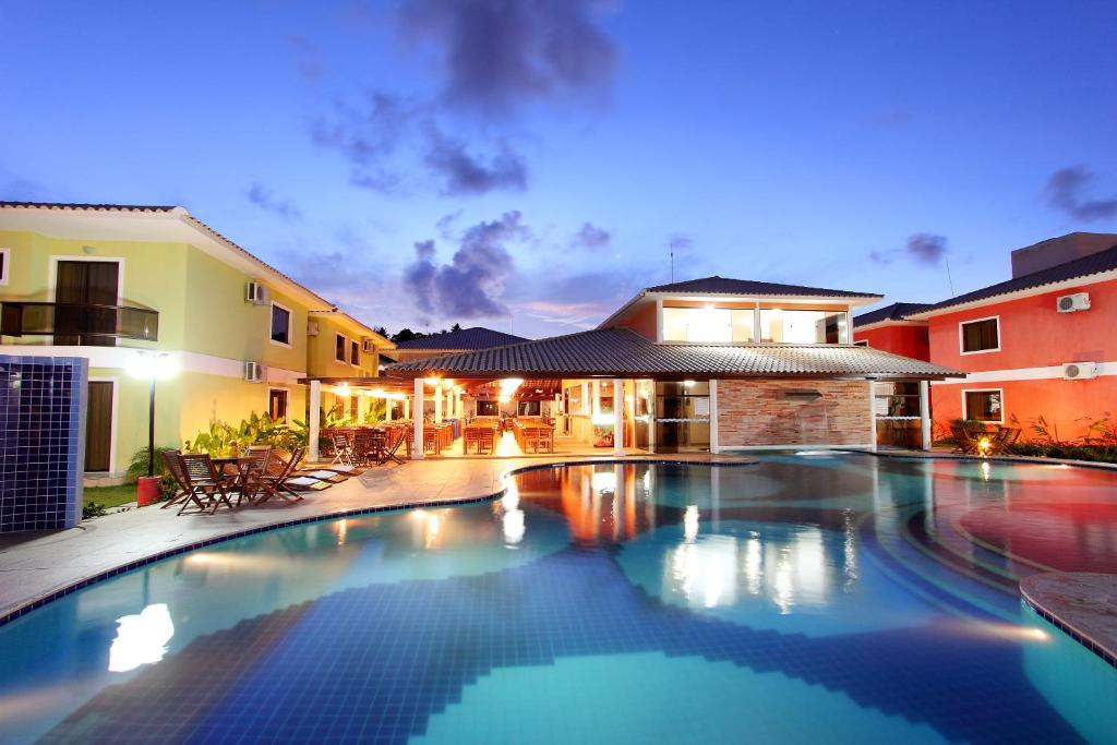塞古罗港Aquaville Apart Hotel的房屋前的游泳池