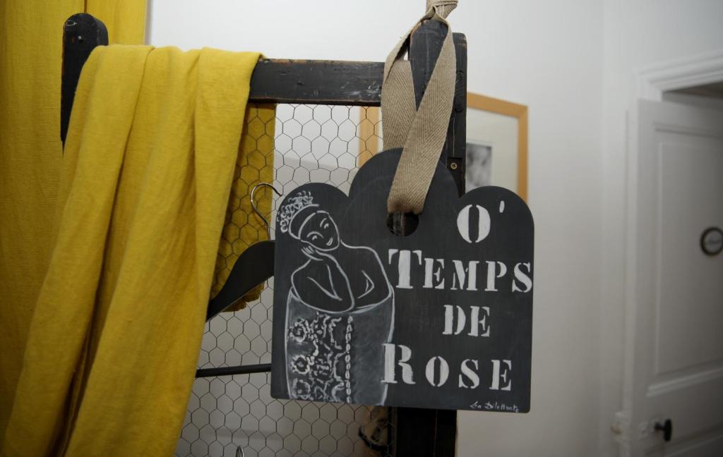 莫尔莱O'temps de Rose的挂在浴室里的标语是说,用什么术语来解释,玫瑰花是挂在浴室里的