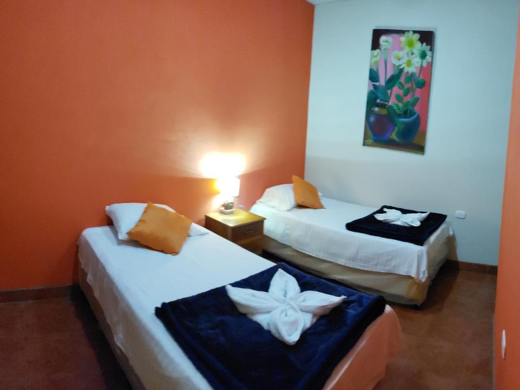 马塔加尔帕Hostal Casa Vieja的小型客房配有两张床,