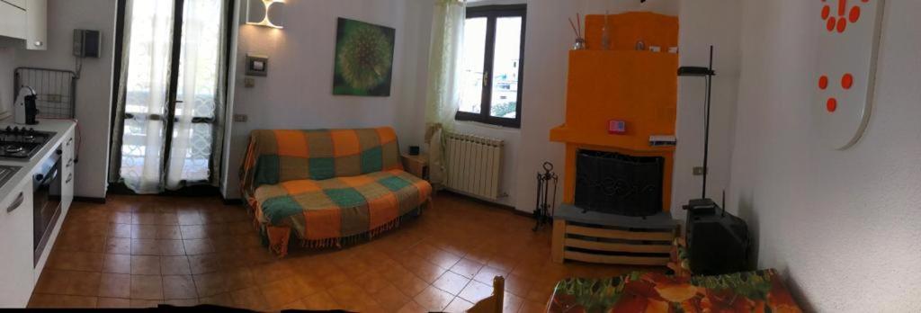 皮亚扎托雷Il Capriolo的客厅配有沙发和椅子