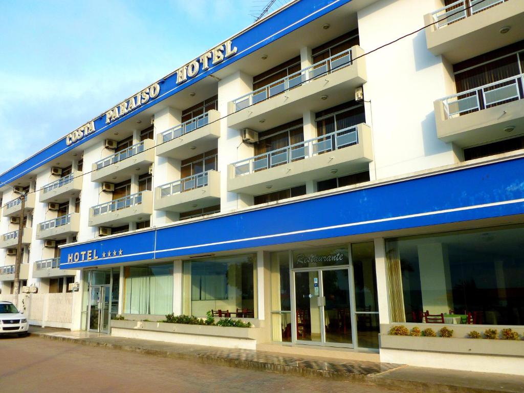 阿塔卡梅斯科斯塔帕拉伊索酒店的一边有蓝色标志的酒店