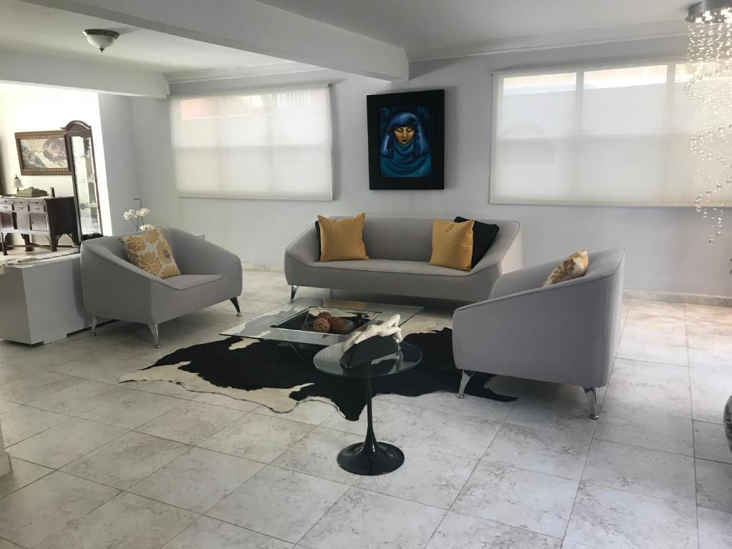 GuaynaboCasa Sofia的客厅配有两张沙发和一张桌子