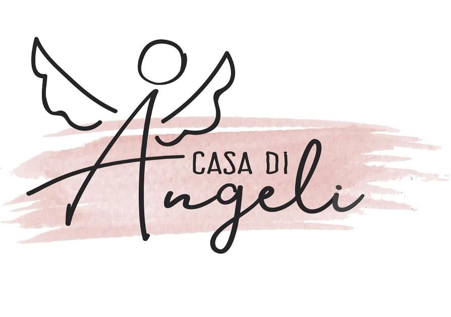 巴雷图斯Casa di Angeli的画画画画的人,上面有读卡萨纳皮利亚的标语