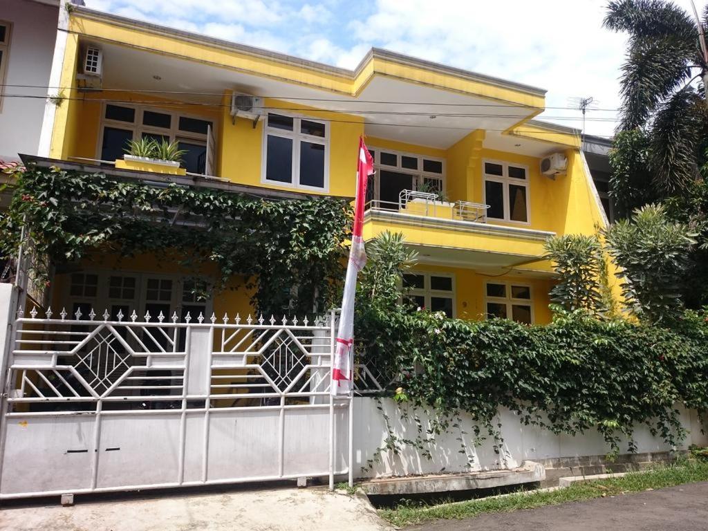 茂物茂物岑达纳穆拉旅舍的黄色房子前面有门