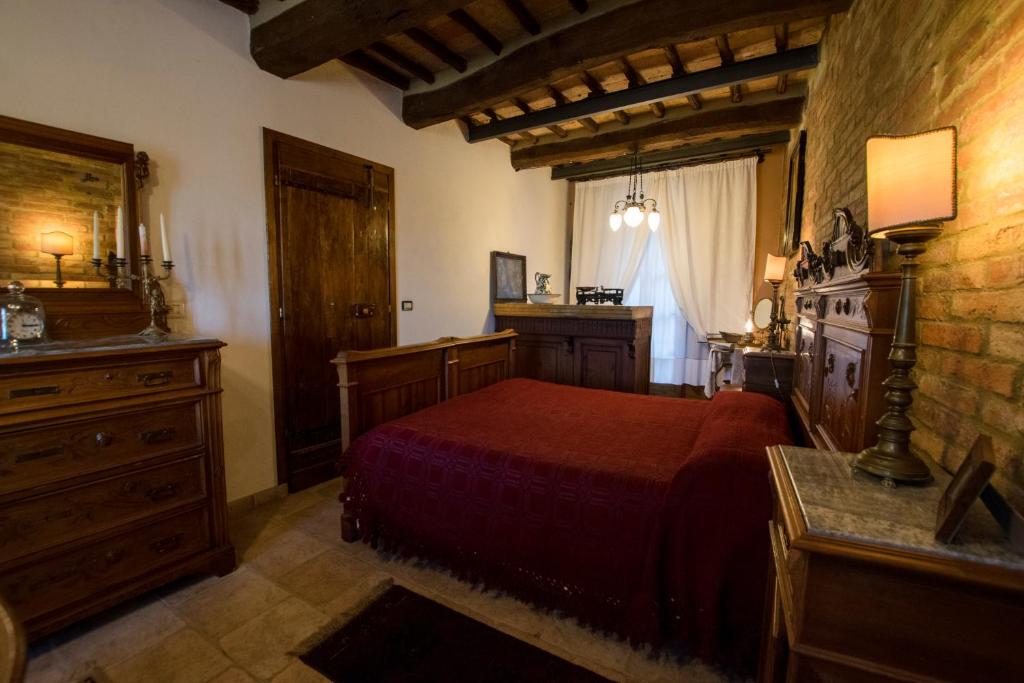 蒙蒂恰诺Camera Agata的一间卧室配有一张床、一个梳妆台和一扇窗户。