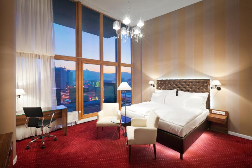 利贝雷茨派特罗恩城精品酒店的酒店客房设有一张床、一张书桌和窗户。