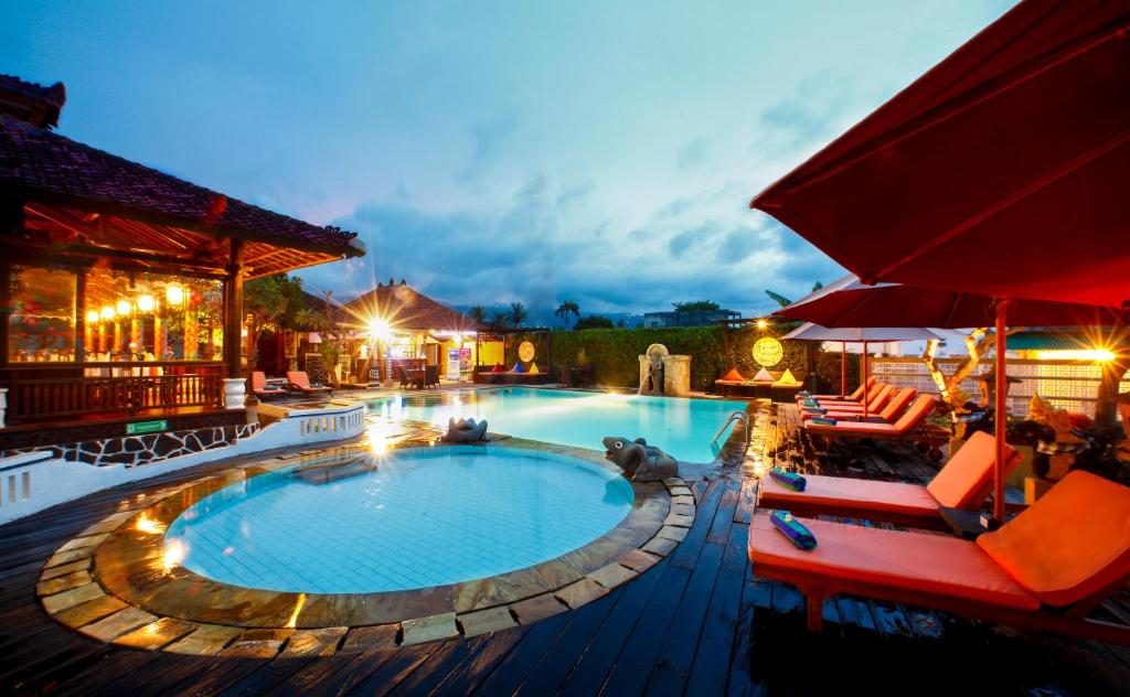 巴厘岛塔曼海滩及Spa罗维纳度假酒店内部或周边的泳池