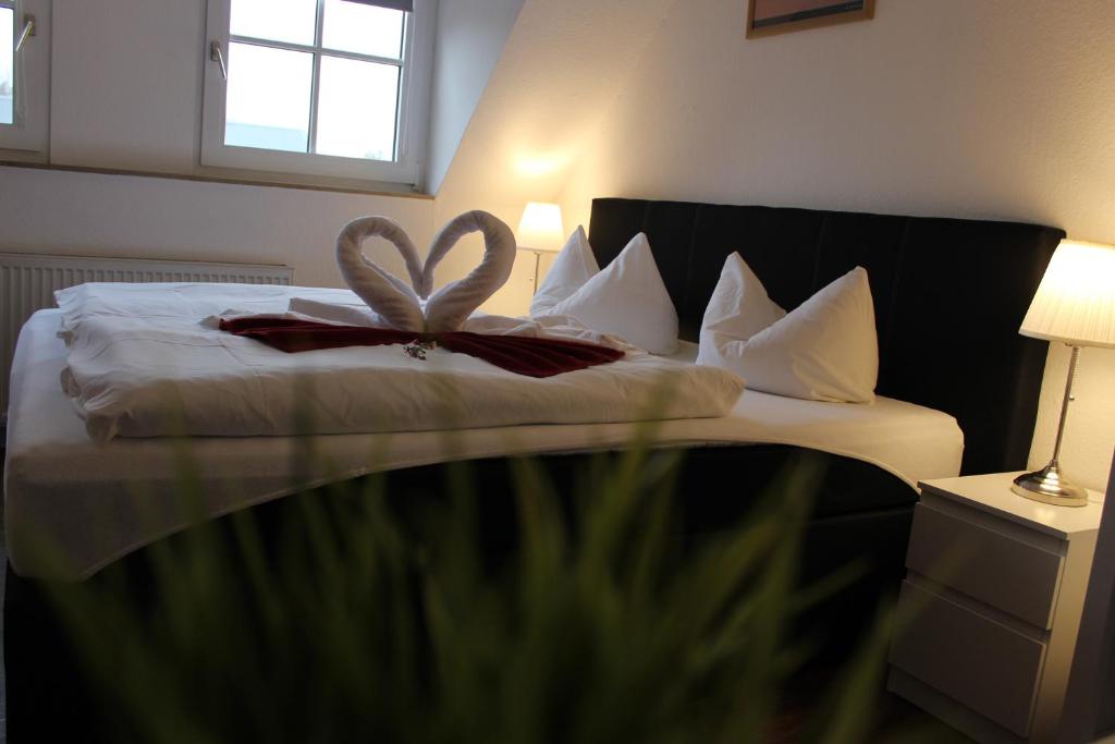 托斯恩斯奥尔登堡庭院酒店的酒店客房,配有一张带弓的床铺