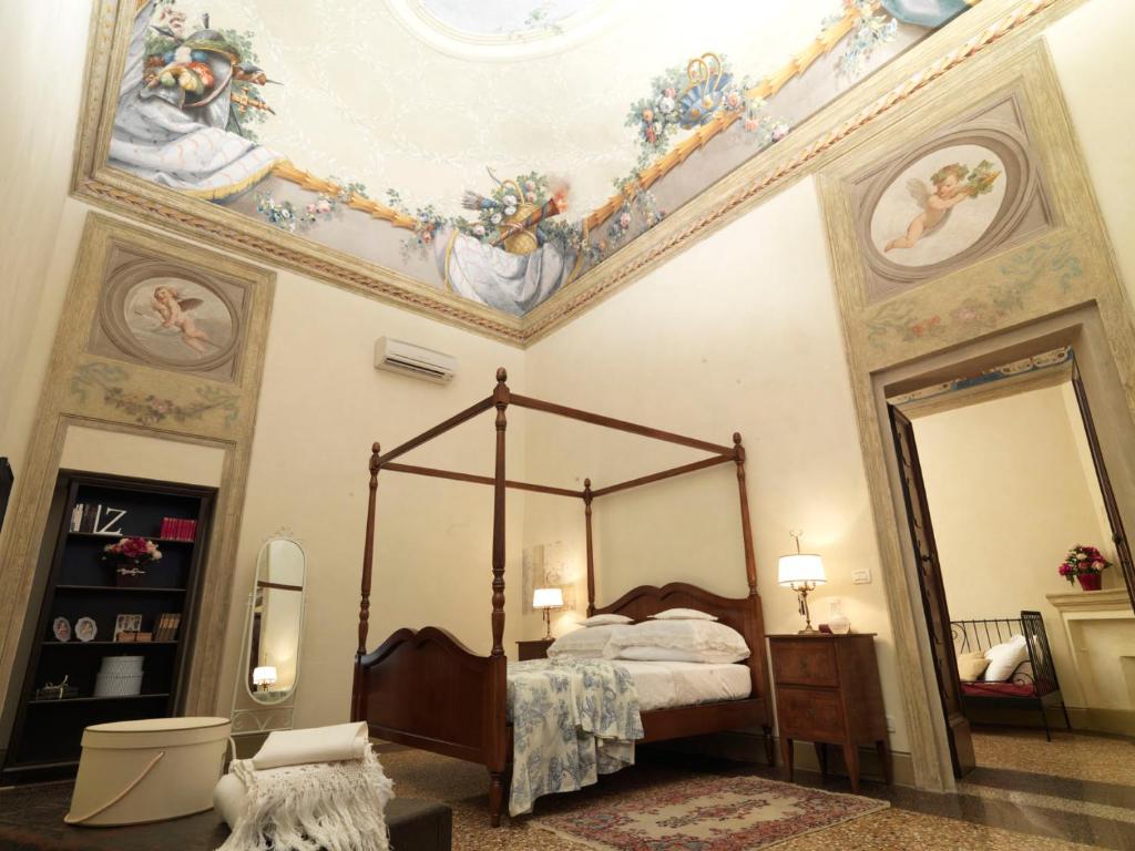 博洛尼亚Antica Casa Zucchini B&B的一间卧室设有天蓬床和天花板