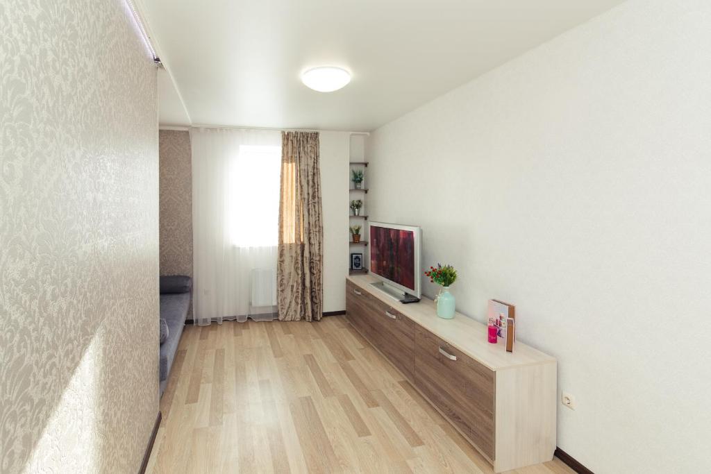 苏梅Apartments Faraon 3的客厅配有电视,铺有木地板