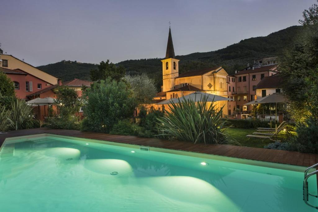 Borgomaro玛罗旅馆的一座教堂前的游泳池