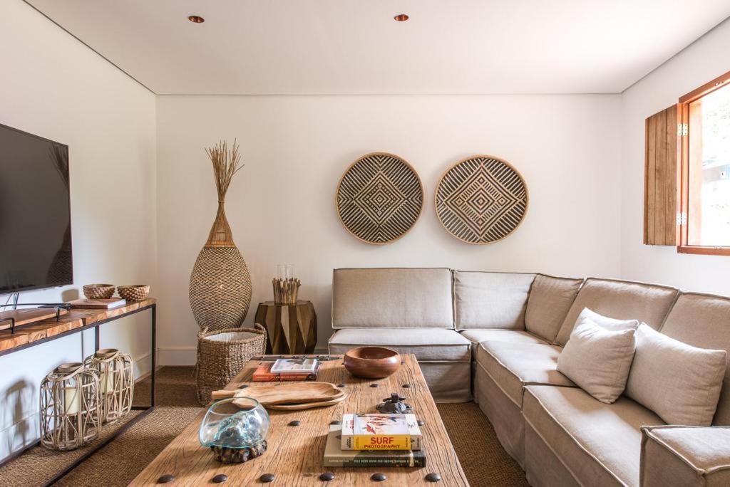 费尔南多 - 迪诺罗尼亚Casa Amarela的客厅配有沙发和桌子