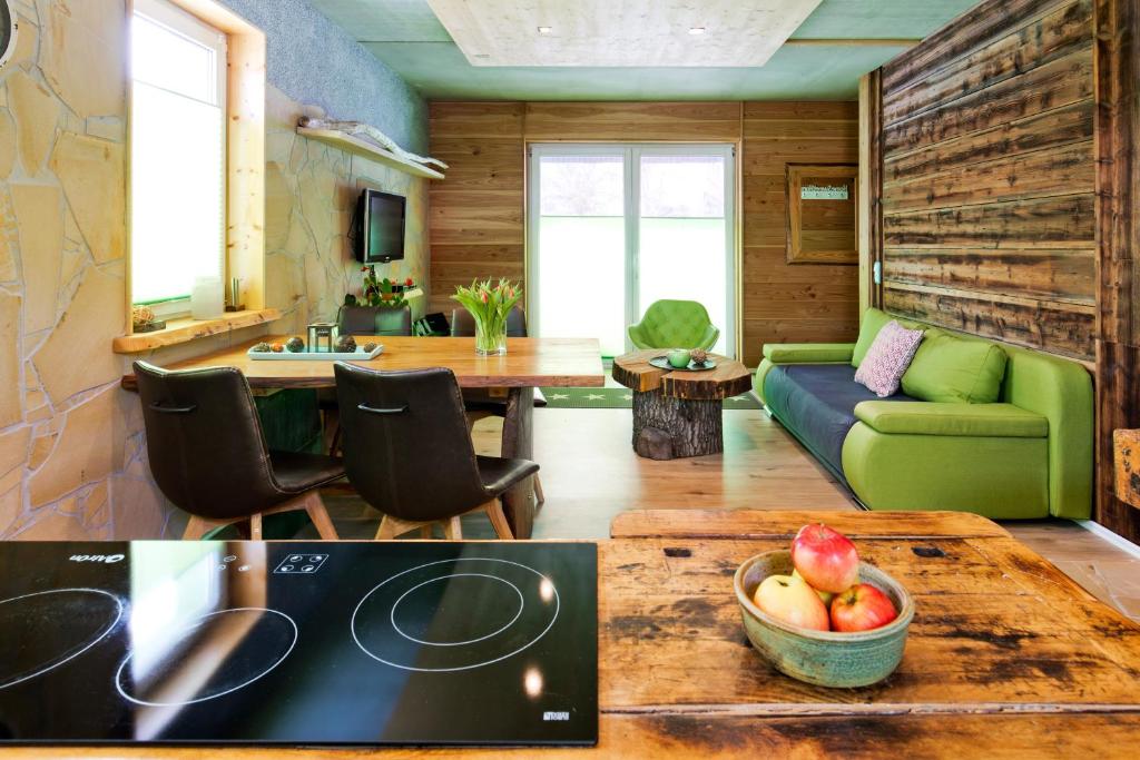 奥伊宾Ferienwohnung Chiara的厨房以及带沙发和桌子的客厅。