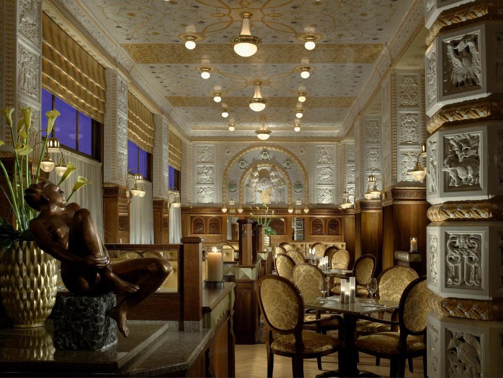 布拉格帝国艺术装饰酒店的一间带桌椅的用餐室