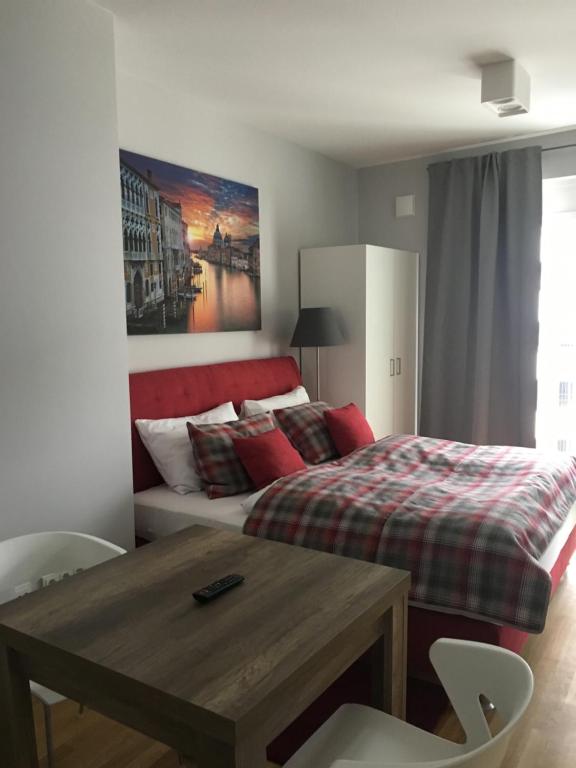 慕尼黑Premium Apartment München Messe的卧室前配有一张床和一张桌子