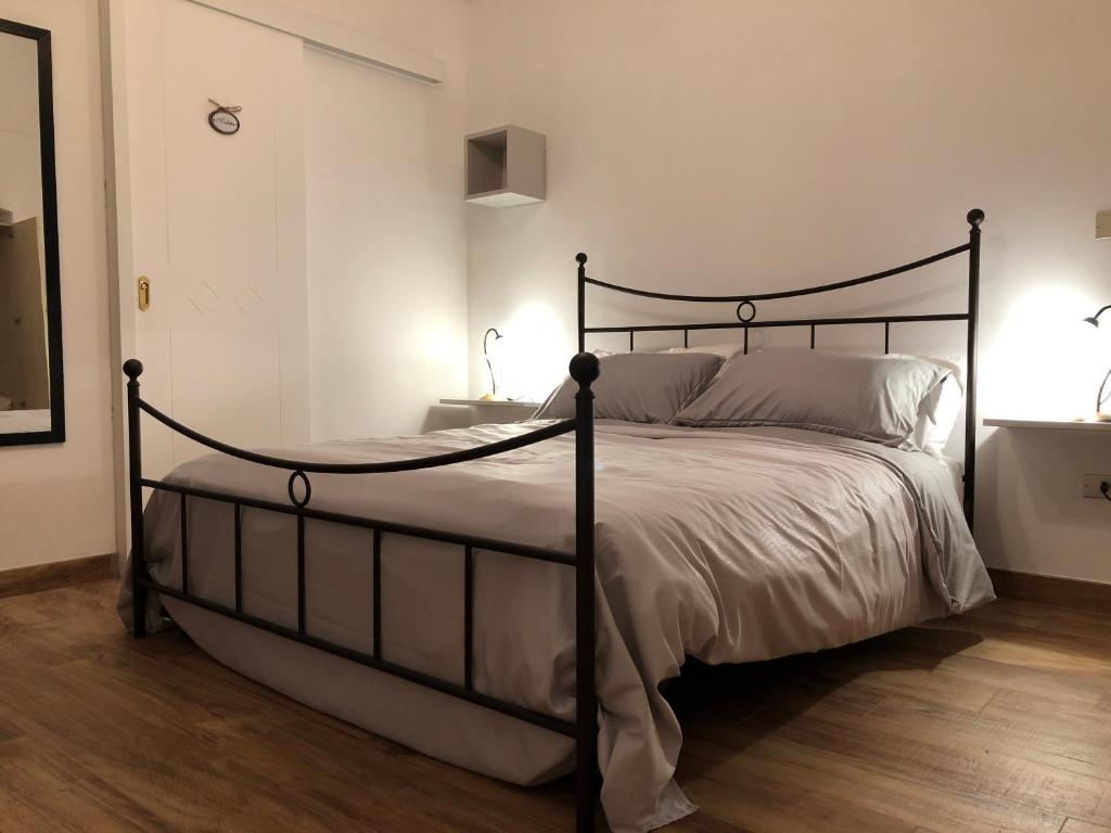 卡斯泰拉内塔Il Pendio的一间卧室配有一张黑色床架