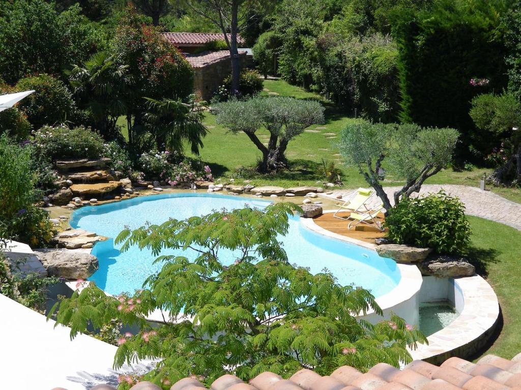 普罗旺斯艾克斯Au pays de Cézanne Picasso & Matisse的花园游泳池的顶部景色