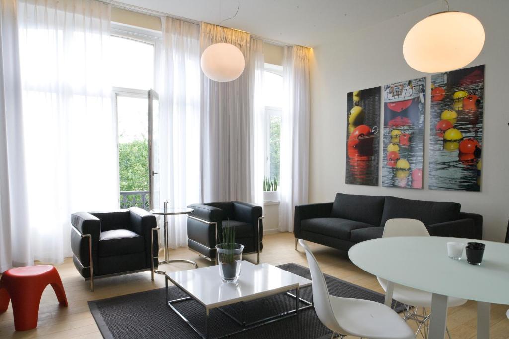 奥斯坦德利奥波德5豪华设计公寓的客厅配有沙发和桌子