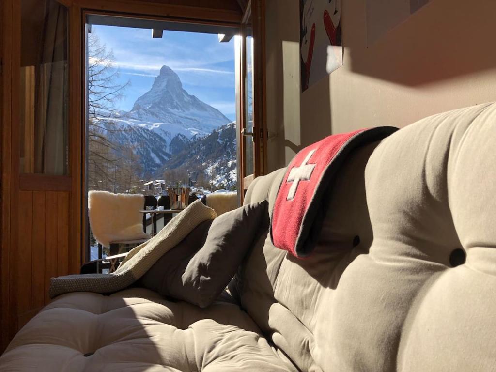 采尔马特Apartment with beautiful views in Zermatt的山景客房内的沙发