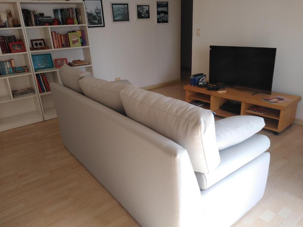 布宜诺斯艾利斯cerviño nuevo的客厅设有白色沙发,配有电视