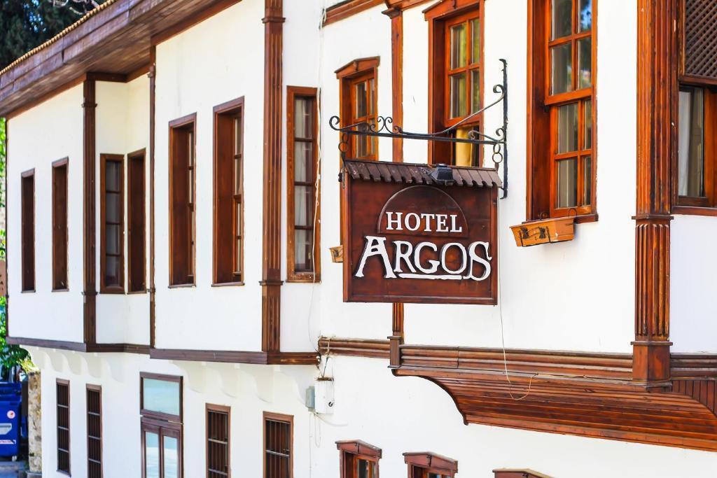 安塔利亚雅高斯酒店的建筑一侧的酒店拱形标志